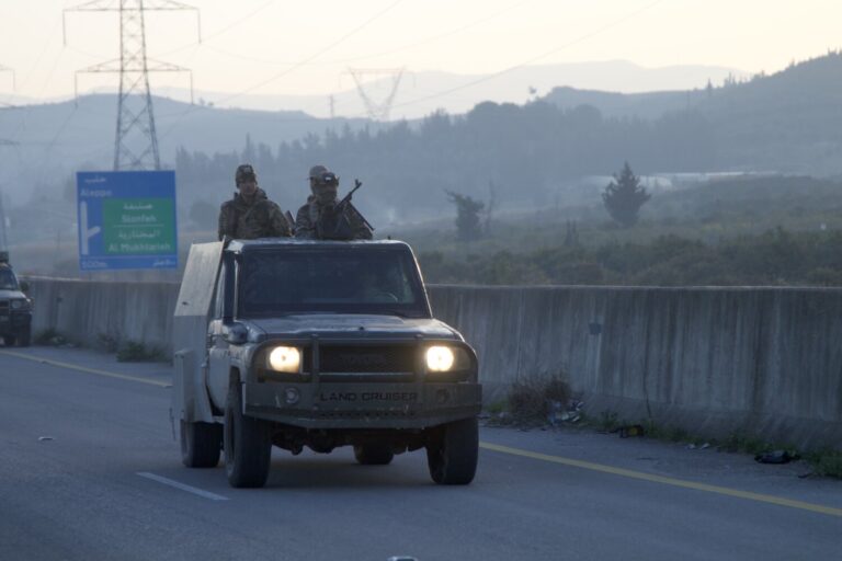 Al menos 237 muertos tras los enfrentamientos entre leales a Al Assad y las fuerzas de Damasco