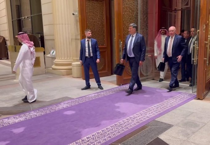 Rusia mantendrá contactos con EEUU. Imagen: La delegación de negociación rusa tras un encuentro con representantes estadounidenses en Riad. Gobierno ruso / Europa Press