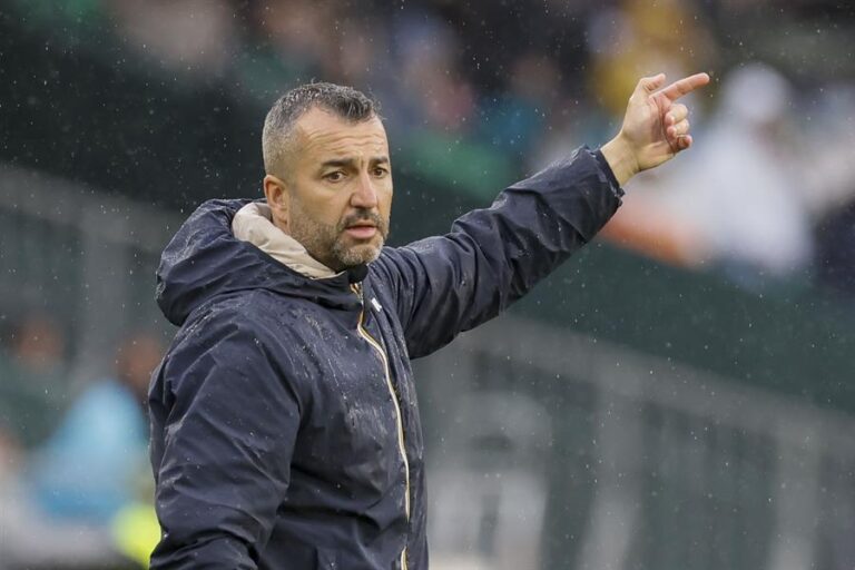 Martínez admite que hay en juego «más de tres puntos» ante un rival directo, el Alavés