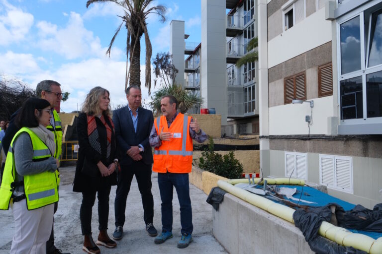 Instalan los primeros ascensores en La Paterna para mejorar la accesibilidad