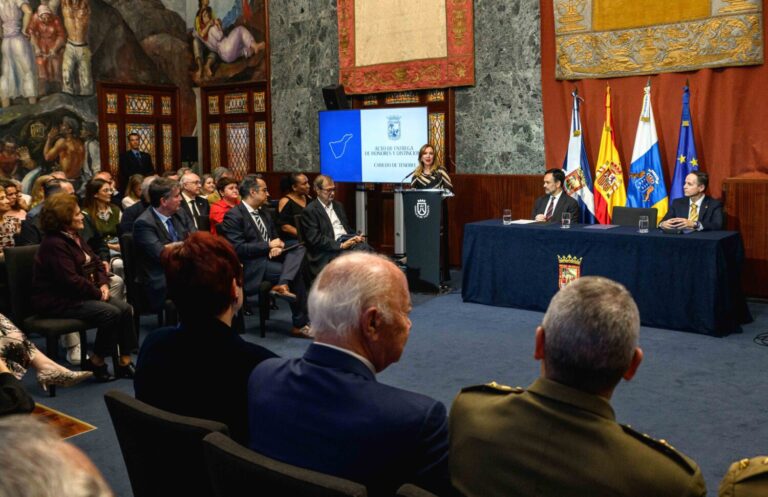 Tenerife reconoce a las personas con los títulos de Hijo Ilustre y Medalla de Oro