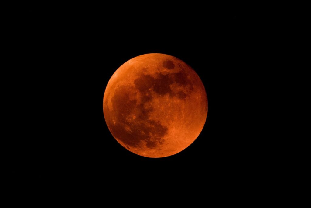 La Luna se tiñe de rojo: fecha y hora para ver el eclipse lunar desde Canarias