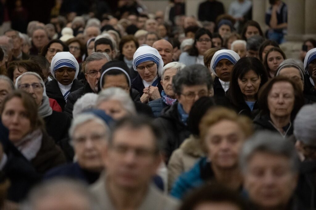 Imagen de archivo de feligreses rezando por el Papa Francisco en la Catedral de la Almudena, en Madrid