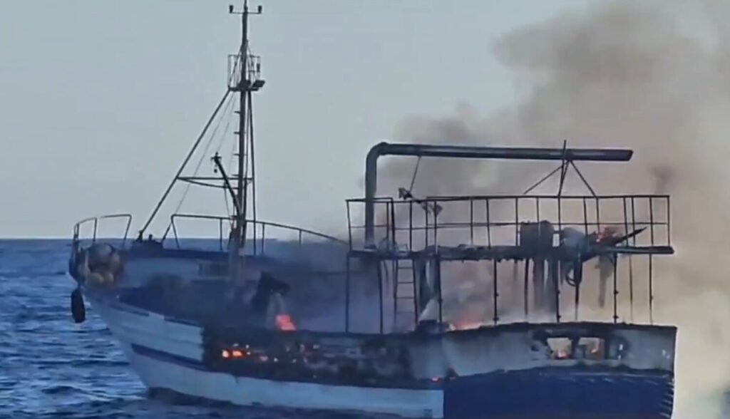Alerta por riesgo de contaminación marina tras el hundimiento de un pequero al noreste de Gando, en Gran Canaria