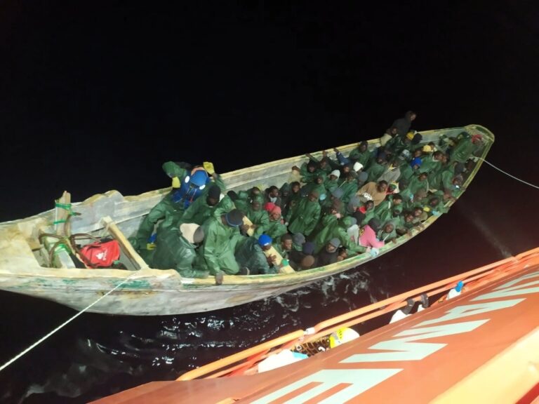 Salvamento Marítimo rescata a 214 migrantes en aguas de Canarias