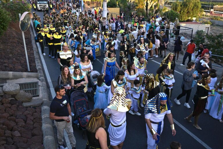 Miles de personas se unen a la Cabalgata del Carnaval de Gáldar