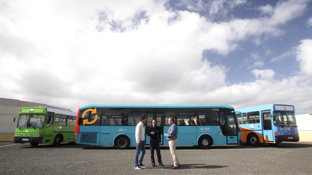 Global cumple 25 años Norberto Pérez (Salcai), Berto García (Utinsa) y Raquel Santana (Global, tercera generación, hija y nieta de conductores). Imagen Global