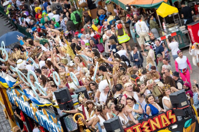 La Gran Cabalgata del Carnaval reúne a 120.000 personas en Las Palmas de Gran Canaria