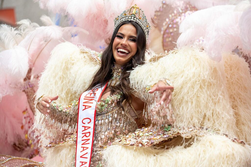 Coral Gutiérrez, Reina del Carnaval de Las Palmas de Gran Canaria 2025, durante su participación en la Gran Cabalgata