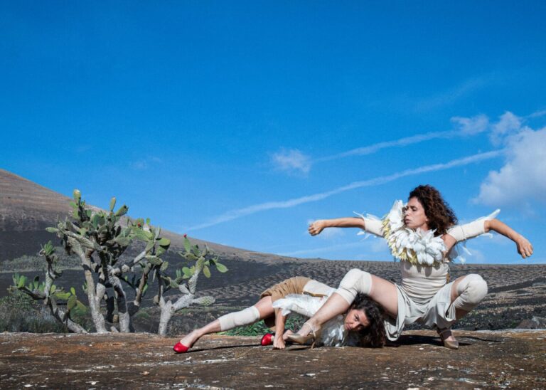 La danza de ‘Plumáticas’ llega a la Cueva Pintada