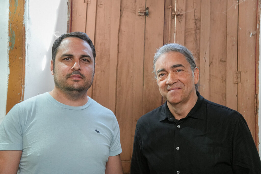 Giovanni González, uno de los protagonistas del programa del jueves, en una foto con el presentador José Manuel Ramos