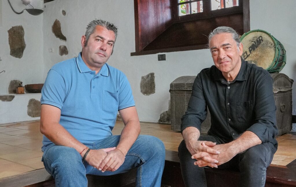 Juan Luis Barrera, director musical del grupo Tejeguate, junto a José Manuel Ramos