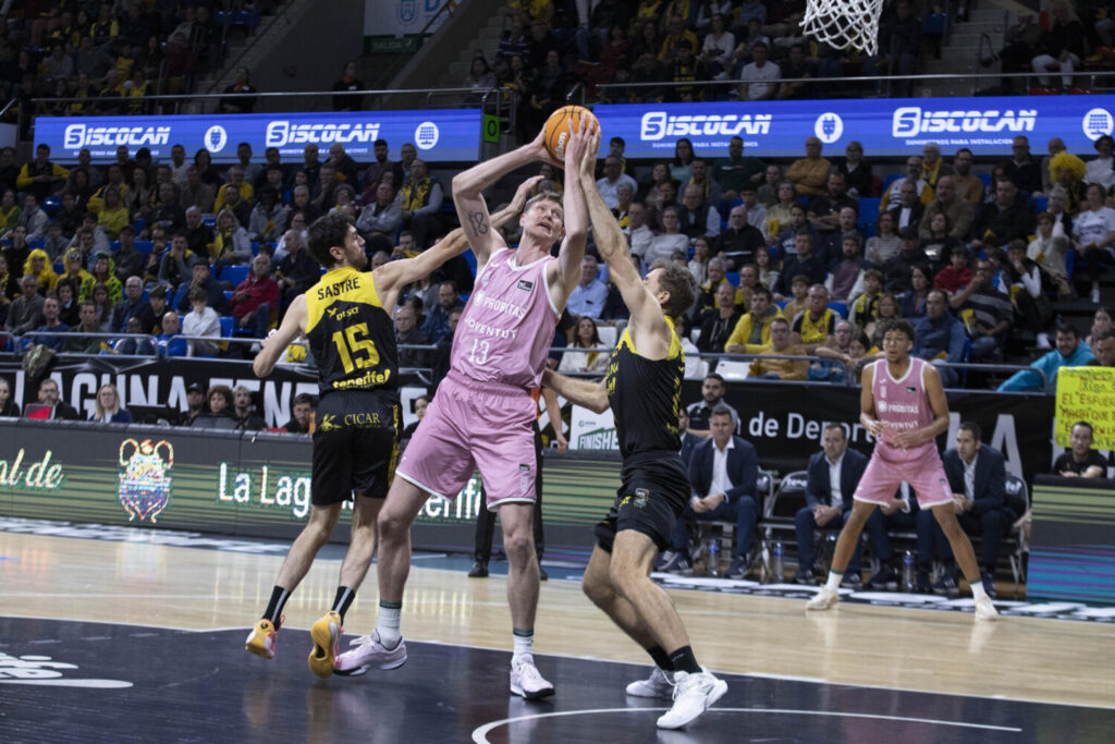 82-81 | La Laguna Tenerife – DKV Joventut. GRAFCAN4195. LA LAGUNA (TENERIFE), 01/03/2025.- El pivot del Joventut de Badalona Artem Pustovyi (c) y los jugadores de la Laguna Tenerife Sastre (i) y Tim Abromaitis (d) durante el partido de la jornada 21 de la Liga Endesa que enfrentó a ambos equipos este sábado en el pabellón Santiago Martín en La Laguna (Tenerife). EFE/ Miguel Barreto