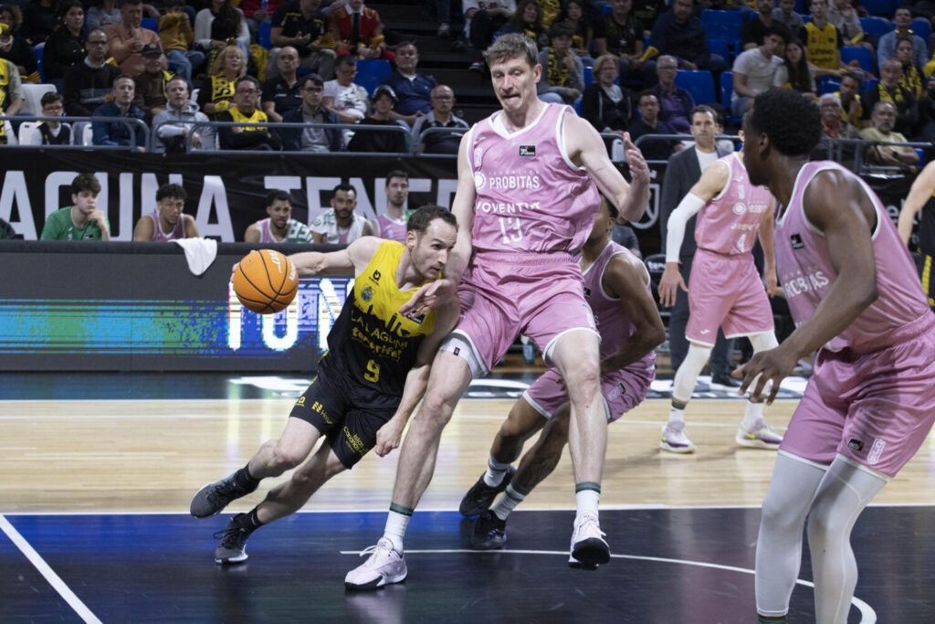82-81 | La Laguna Tenerife – DKV Joventut. LA LAGUNA (TENERIFE), 01/03/2025.- El base de La Laguna Tenerife Marcelinho Huertas (i) y el pivot del Joventut Artem Pustovyi (d) durante el partido de la jornada 21 de la Liga Endesa que enfrentó a ambos equipos este sábado en el pabellón Santiago Martín en La Laguna (Tenerife). EFE/ Miguel Barreto