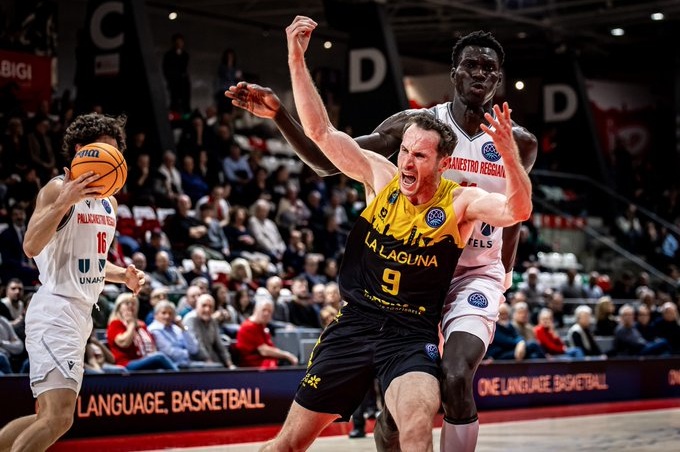 Pallacanestro Reggiana - La Laguna Tenerife. Imagen: Marcelinho Huertas en una acción del partido. CB Canarias