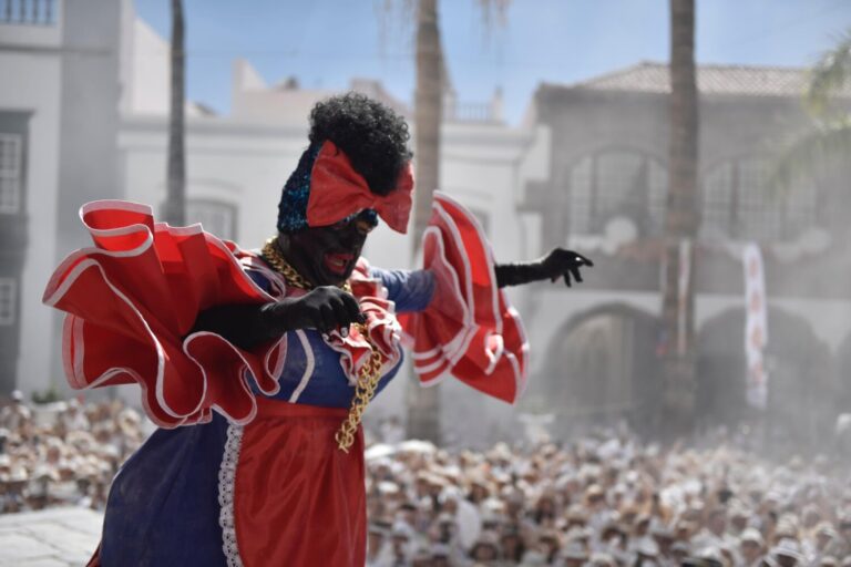 Los Indianos vuelven a teñir de blanco Santa Cruz de La Palma