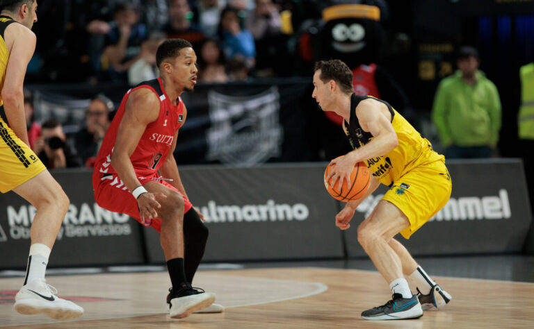 65-75 | El La Laguna Tenerife amarga la fiesta del 25º aniversario del Bilbao Basket