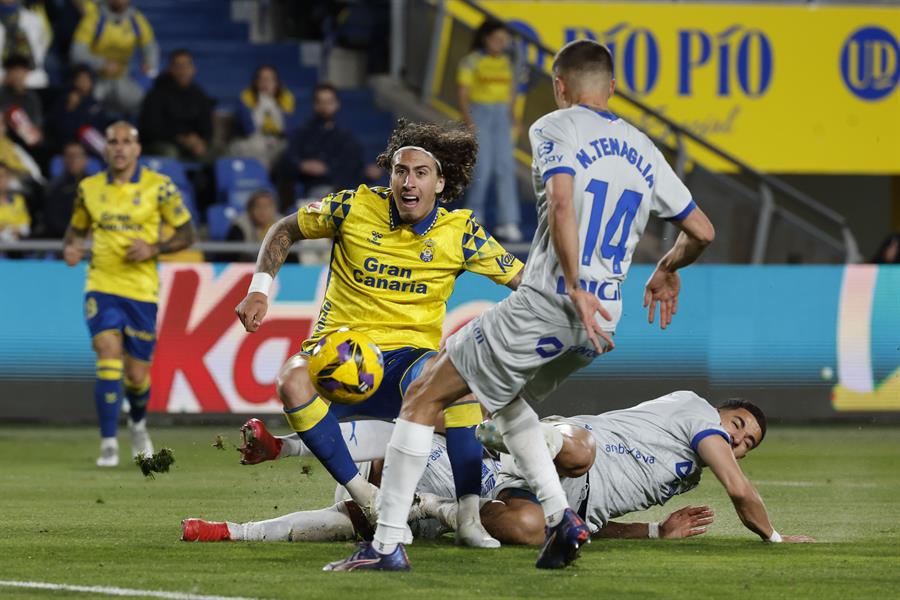  El jugador de la UD Las Palmas Fabio Silva (i) y el jugador del Deportivo Alavés Tenaglia (2d) durante el partido correspondiente a la jornada 28 de LaLiga EA Sports disputado este viernes en el estadio de Gran Canaria, en Las Palmas de Gran Canaria. EFE/ Elvira Urquijo A.