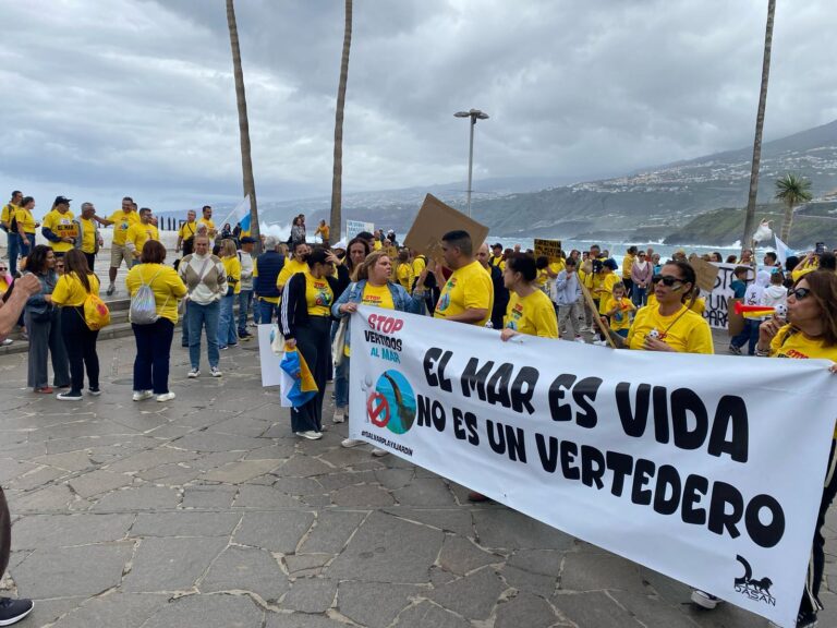 Stop Vertidos al Mar se manifiesta en el Puerto de la Cruz por un mar «limpio y saludable»