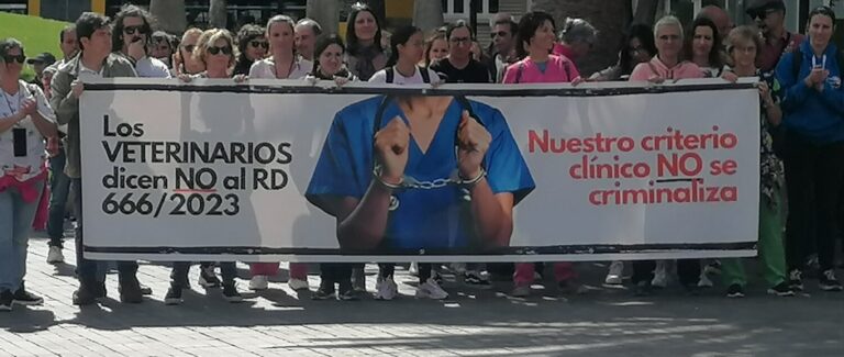 Los veterinarios entregan 20.500 firmas que rechazan el Decreto que los limita en su labor