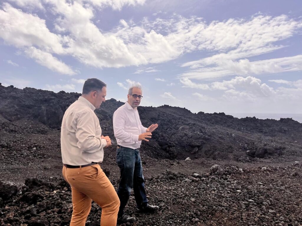 El alcalde del Ayuntamiento de la Villa y Puerto de Tazacorte, Manuel González Gómez, junto al Comisionado Especial para la Reconstrucción de La Palma, Héctor Izquierdo. Imagen Ayuntamiento de Tazacorte