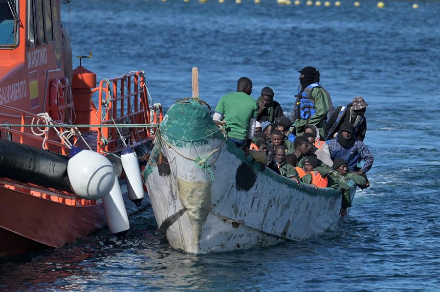 Una embarcación con migrantes llegado al puerto de La Restinga. Imagen EFE