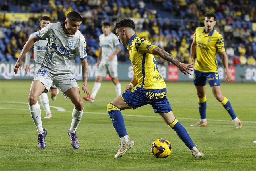 Moleiro, autor del gol del empate, en una acción de juego durante el partido ante el Alavés. Imagen EFE