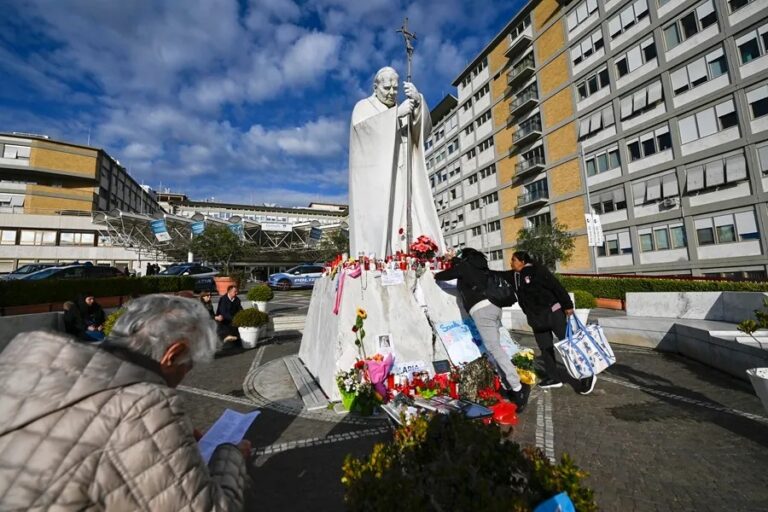 El papa sigue estable tras el episodio de broncoespasmo