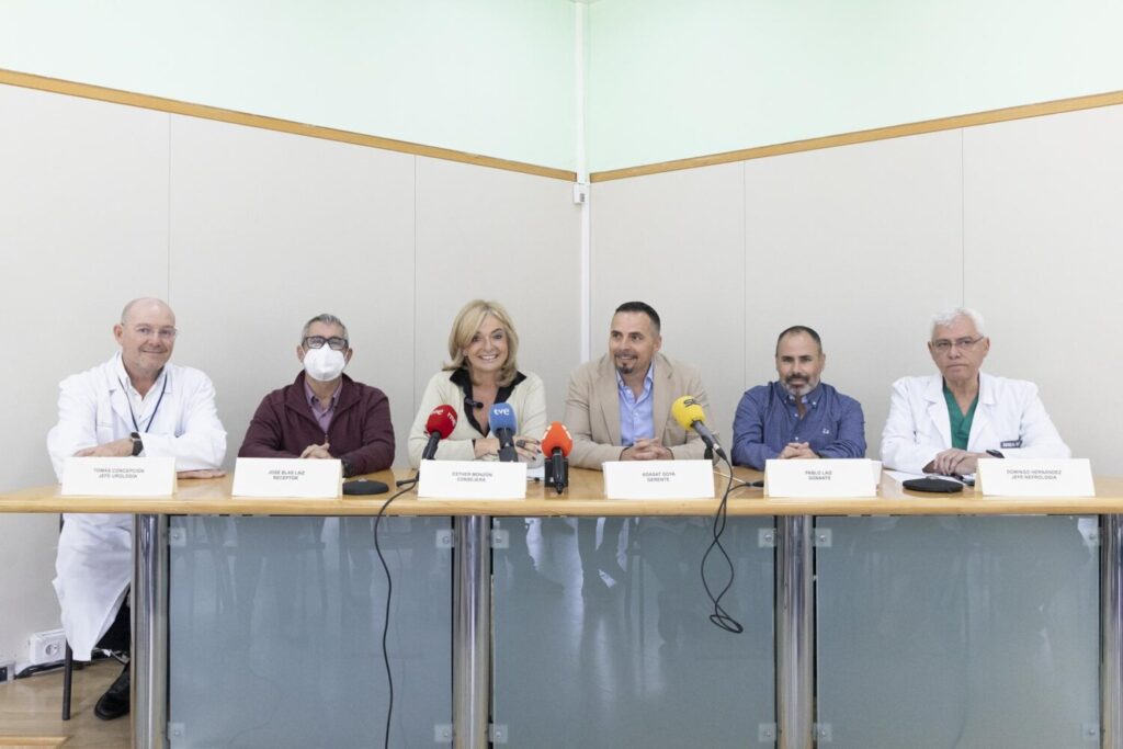 El HUC realiza el primer trasplante renal de donante vivo mediante cirugía robótica en Canarias. Esther Monzón durante la rueda de prensa para presentar el el primer trasplante renal de donante vivo mediante cirugía robótica en Canarias. / Consejería de Sanidad del Gobierno de Canarias.