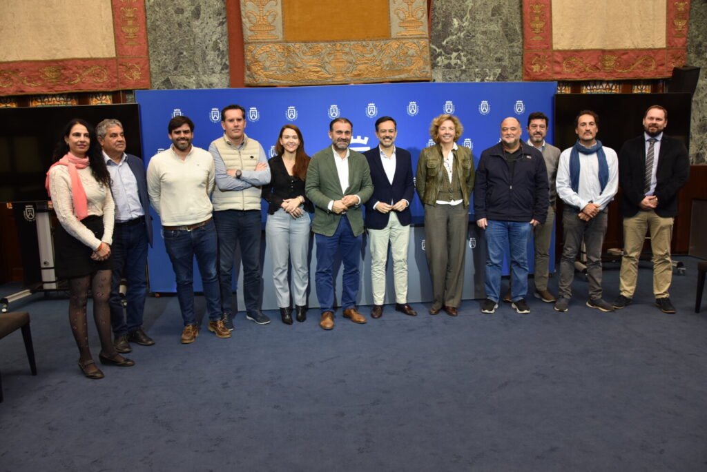 Tenerife celebrará por primera vez los Premios de Industria. Lope Afonso y Manuel Fernández durante la reunión para presentar los Premios de Industria de Tenerife/ Cabildo de Tenerife.
