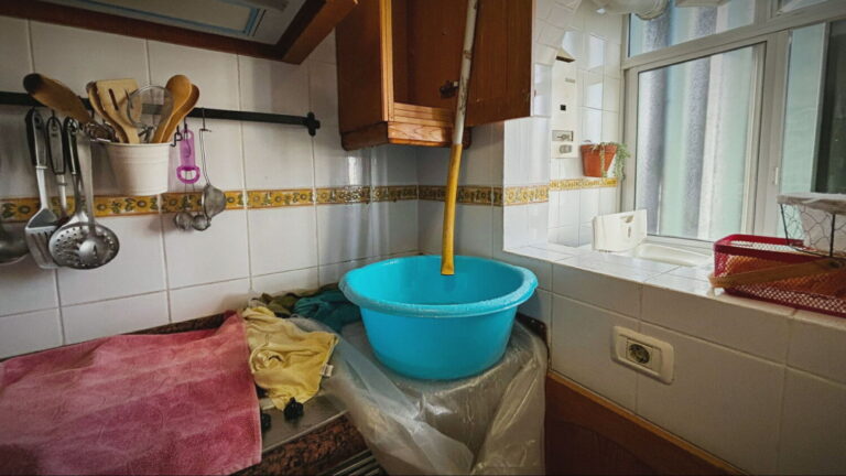 Angustiados por la rotura de la tubería de la vivienda de un vecino y sin poder solucionarlo