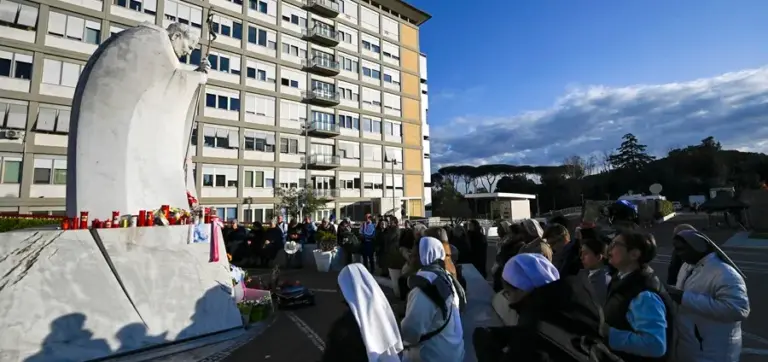 El papa sufre dos episodios de insuficiencia respiratoria aguda