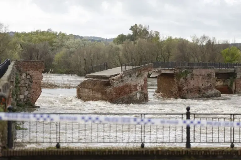 Las intensas lluvias y la crecida del río Tajo derrumban el puente ‘romano’ de Talavera