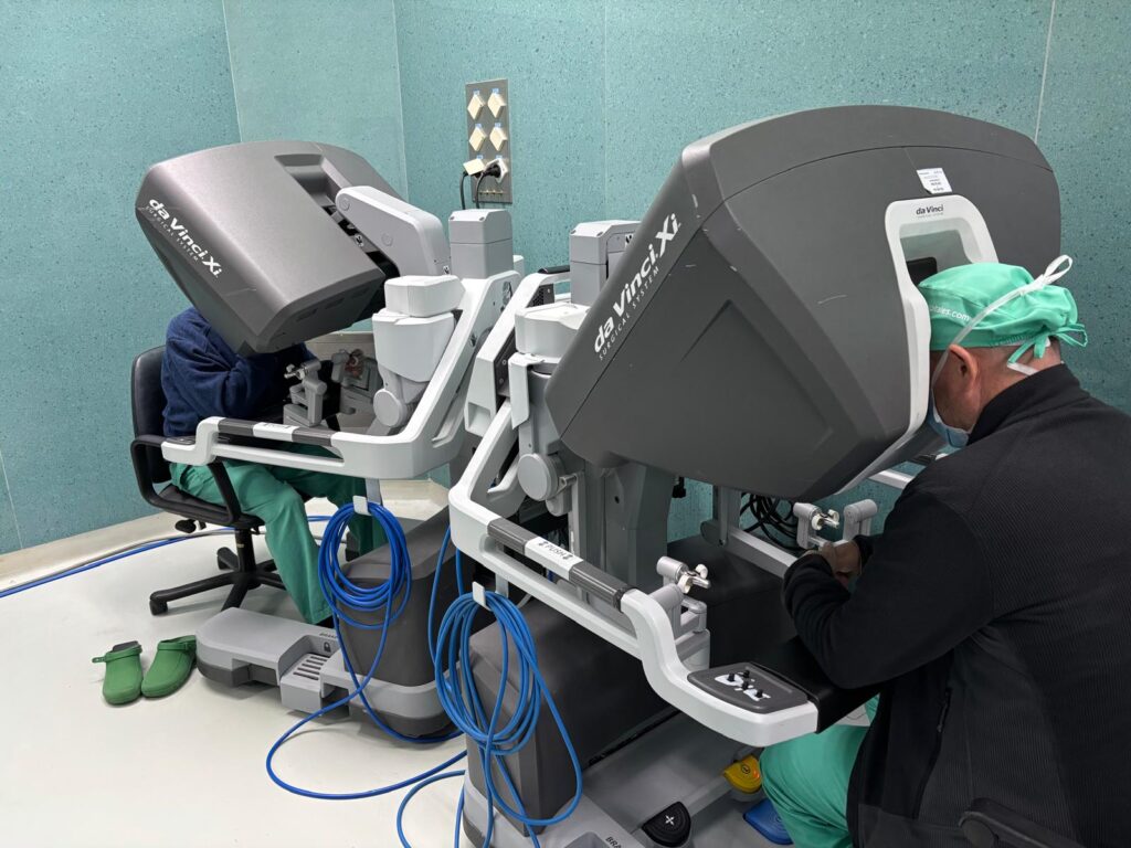 El HUC realiza el primer trasplante renal de donante vivo mediante cirugía robótica en Canarias. El Robot DaVinci con el que se realizó la cirugía/ Consejería de Sanidad del Gobierno de Canarias.