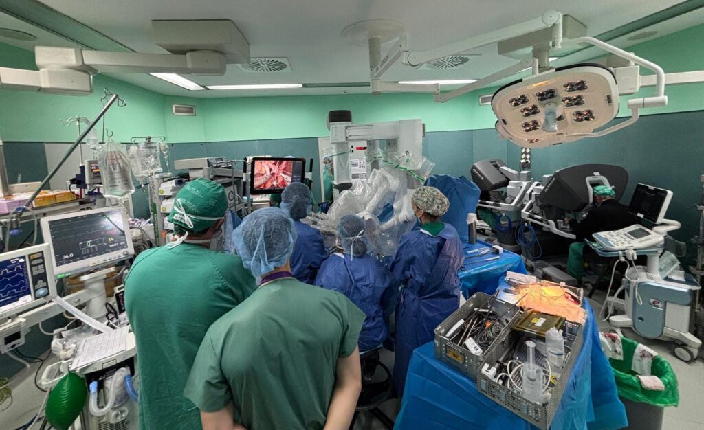 El HUC realiza el primer trasplante renal de donante vivo mediante cirugía robótica en Canarias. Momento del trasplante renal de donante vivo mediante cirugía robótica/ Consejería de Sanidad del Gobierno de Canarias.