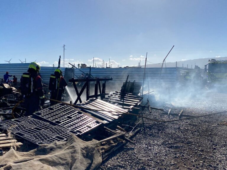 Incendio en un asentamiento ilegal de Cueva Laya, en Gran Canaria