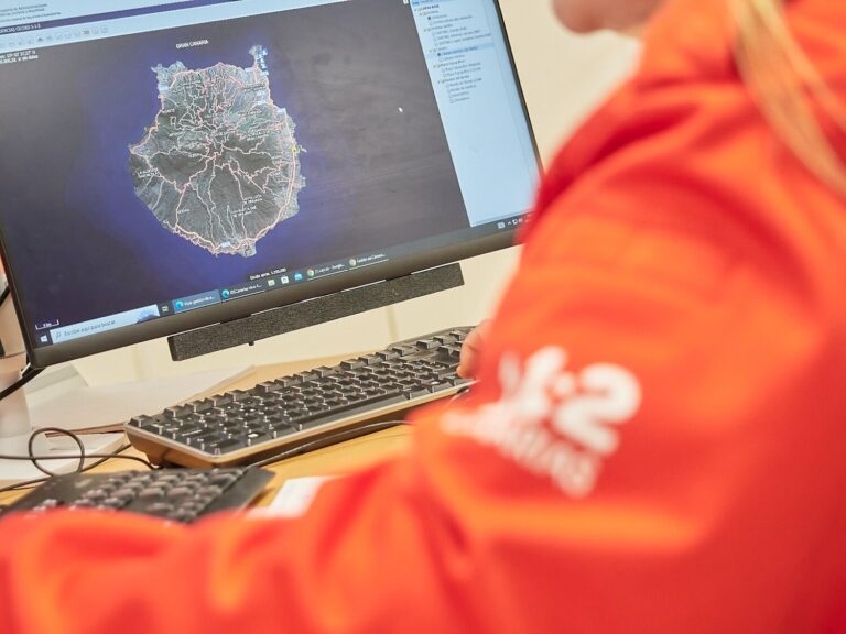 Un hombre grave tras caer en una acequia en Mogán