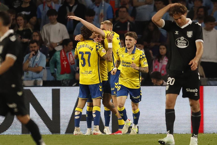 Los jugadores de Las Palmas celebran el gol de Alberto Moleiro durante el partido de la jornada 29 de LaLiga EA Sports entre el Celta de Vigo y el UD Las Palmas, este lunes en el estadio de Balaídos, en Vigo (Galicia). EFE/ Salvador Sas