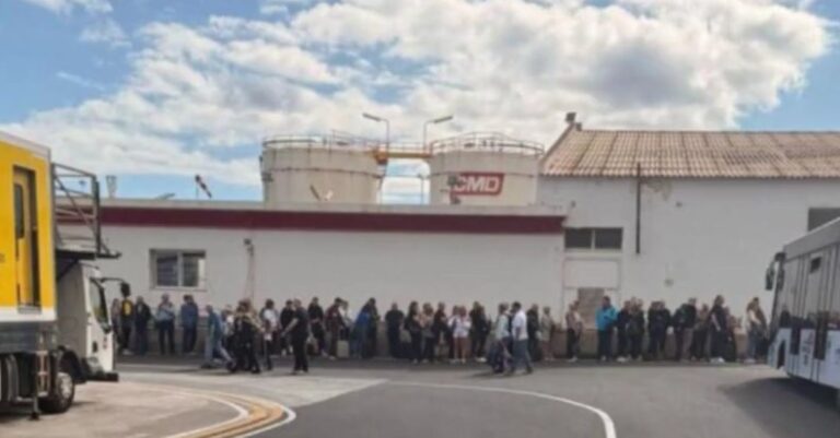 Larga cola de turistas británicos para sellar sus pasaportes en Lanzarote