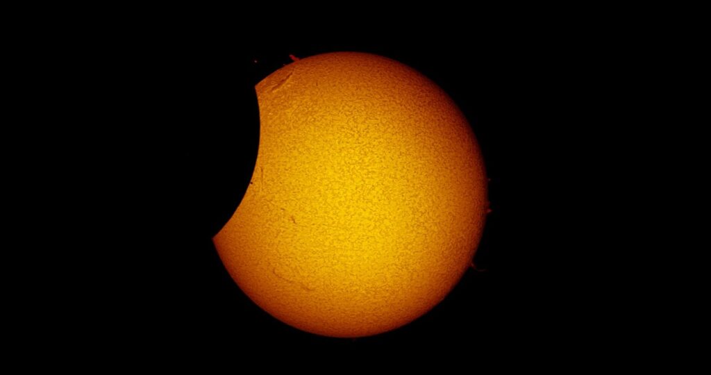 Canarias, la primera región desde la que se verá el eclipse solar parcial: fecha y hora exacta