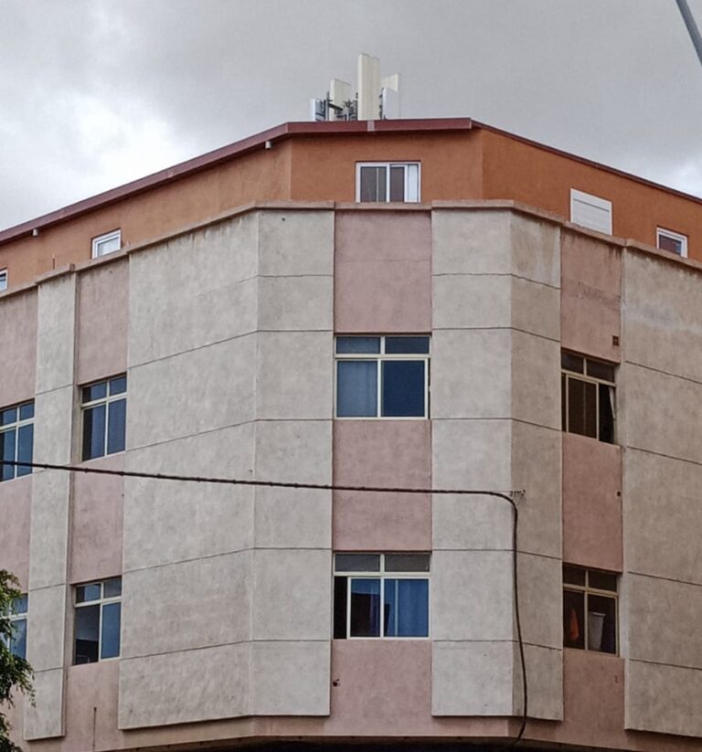 Desalojadas varias viviendas de Vecindario por el riesgo de derrumbe de una edificación