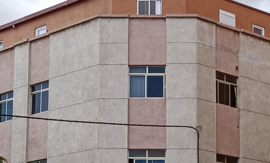 El desalojo por riesgo de derrumbe se decretó tras comprobar la gravedad de la situación, una vez que se alertó de la situación del edificio