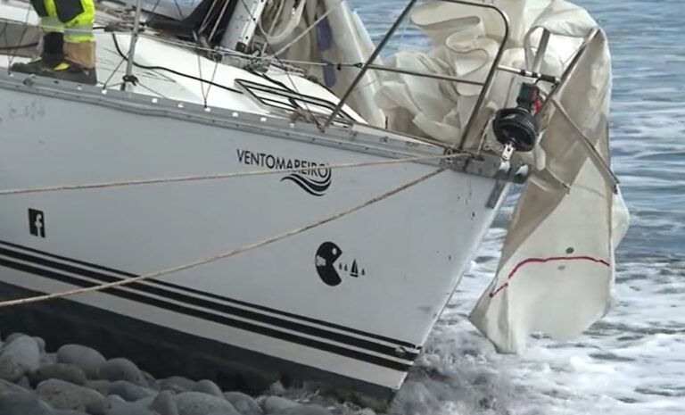 Encalla un velero en la playa de El Socorro, en Güímar
