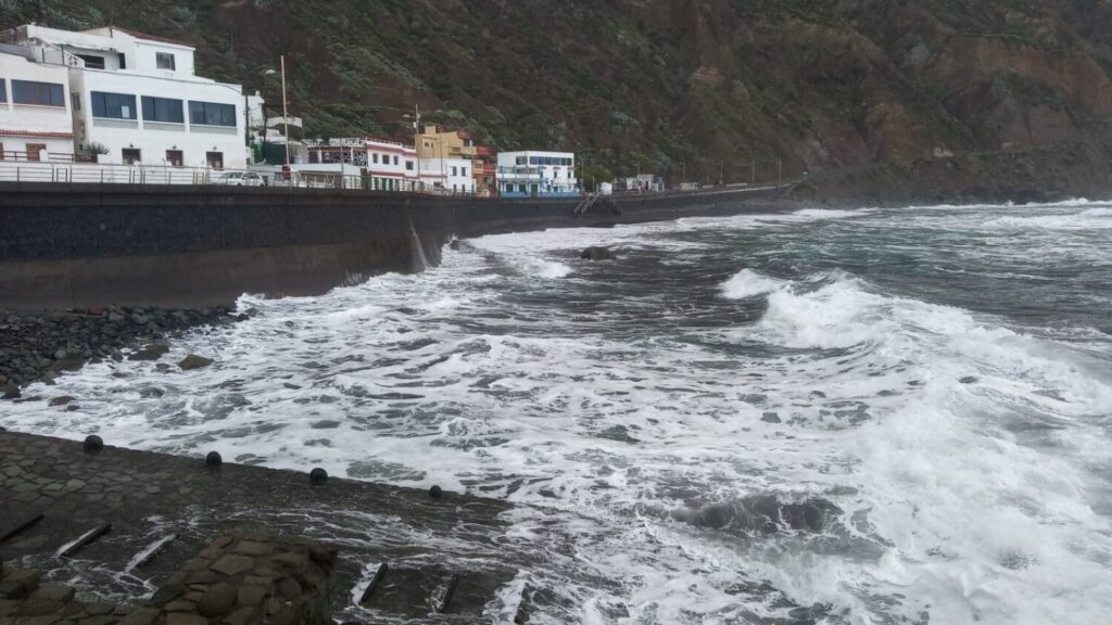 El Gobierno de Canarias activa la prealerta por fenómenos costeros