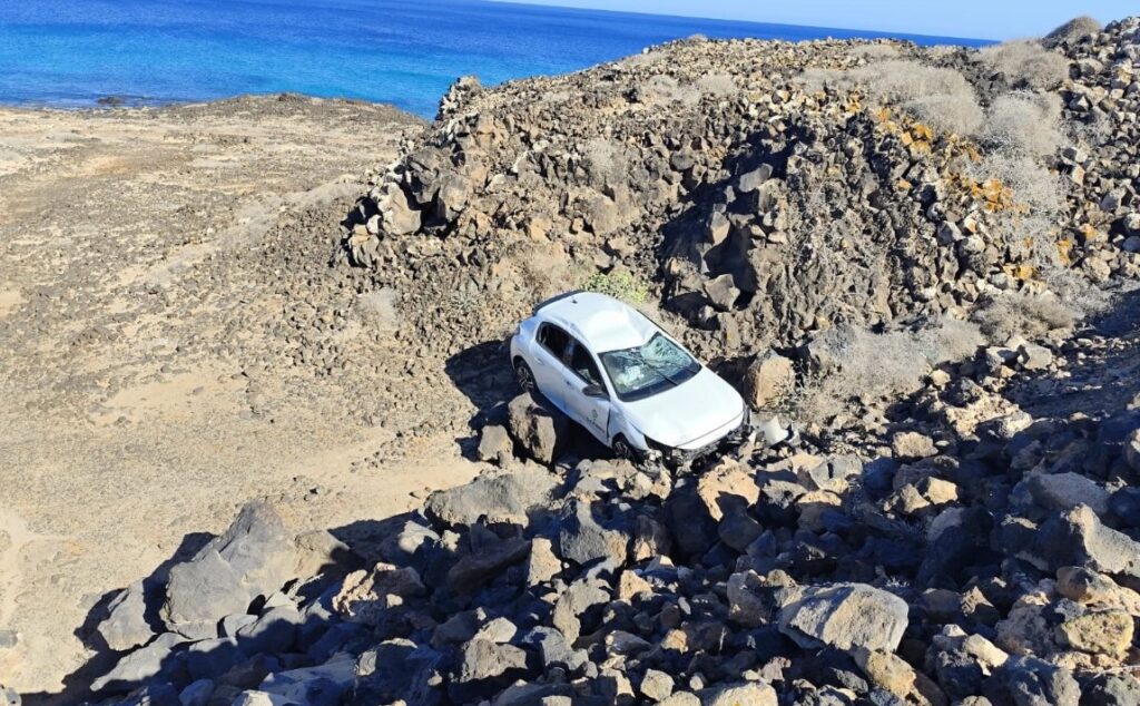 Dos heridos tras precipitarse su vehículo por un barranco en Fuerteventura