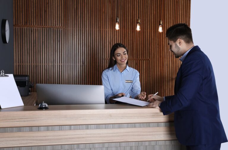 Sindicatos y patronal de la hostelería negocian la subida salarial