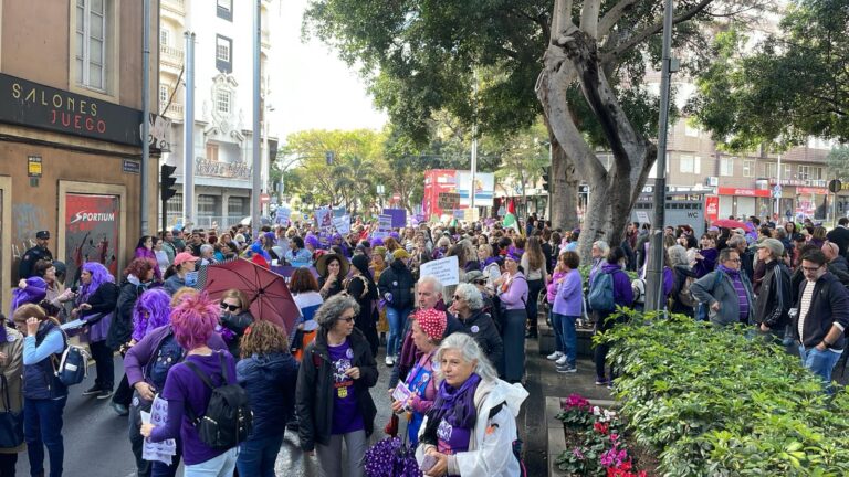Miles de personas salen a la calle en Canarias por el Día Internacional de las Mujeres