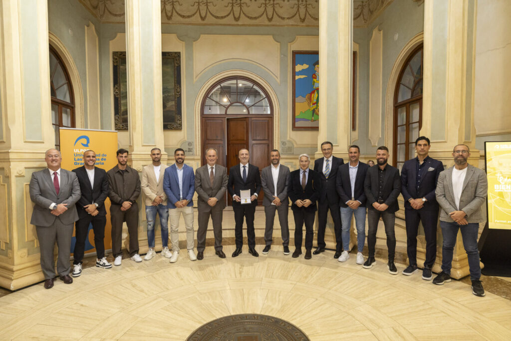 Miembros de la UD Las Palmas reciben el reconocimiento de la ULPGC por el 75 aniversario del club amarillo / UD Las Palmas