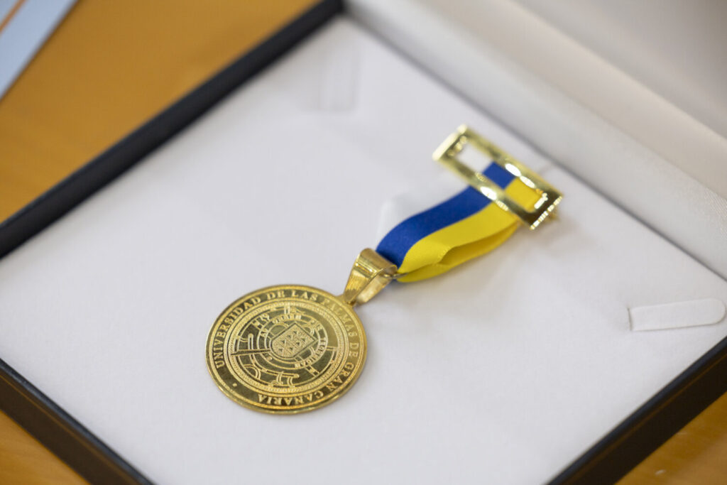 Detalle de la medalla que ha recibido la UD Las Palmas por parte de la ULPGC / UD Las Palmas 
