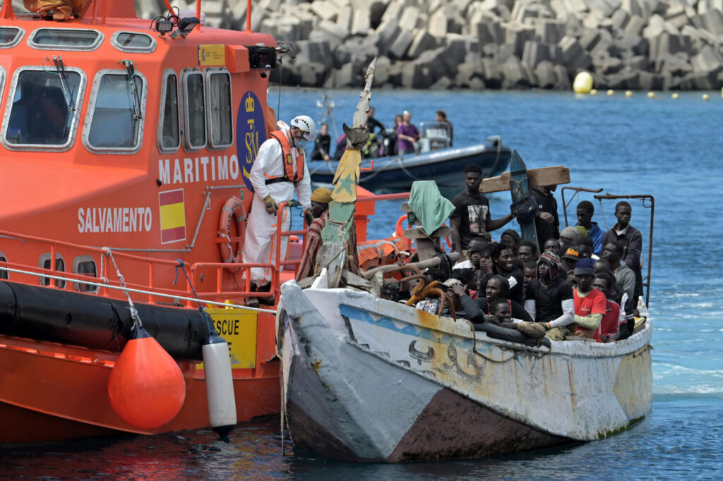 Arriba por sus propios medios un cayuco con 53 personas a El Hierro. Imagen de archivo de la llegada al puerto de La Restinga, de 70 inmigrantes rescatados por la Salvamar Adhara, en aguas cercanas a El Hierro. EFE/ Gelmert Finol